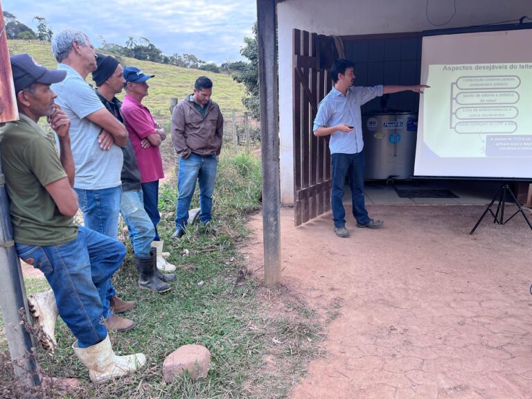Prefeitura e UFMG promovem ação para melhorar qualidade do leite em tanques comunitários