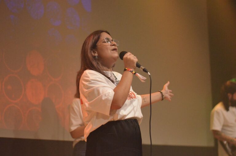 “Tua Força”: nova canção de Drê Melo une fé e brasilidade