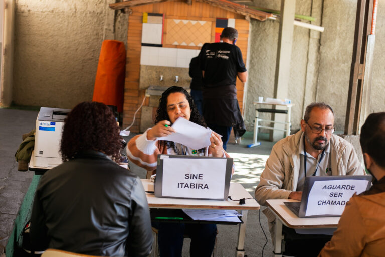 1ª Feira de Emprego de Itabira atrai mais de 1500 pessoas e oferece mais de 600 vagas