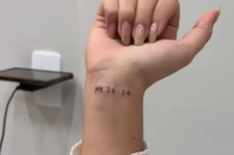 Pastor defende tatuagens com versículo em igreja: “Decisão consciente e pessoal”