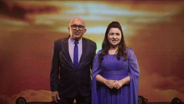 Armando Filho e Eliã Oliveira interpretam a canção “Sonho Bom”