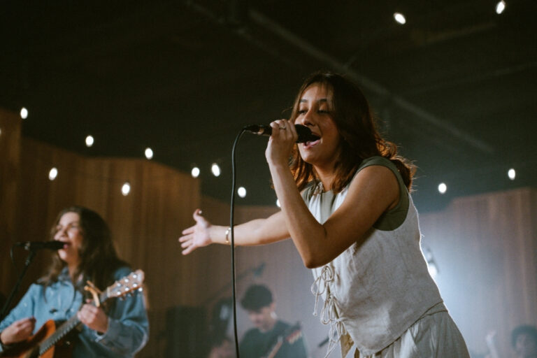 Cantora Rafa Charone lança a canção o “Éden”, de volta ao Jardim do Amor