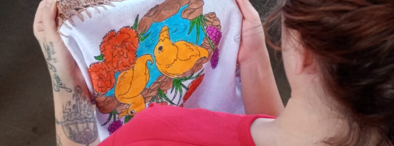 Projetos de ressocialização ensinam técnicas de artesanato a mulheres privadas de liberdade em Vespasiano  