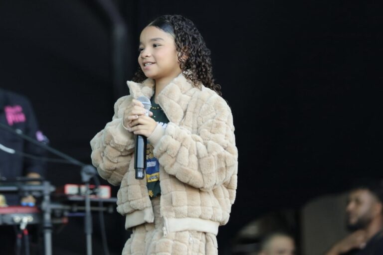 A cantora mirim tem tocado corações com suas canções. 