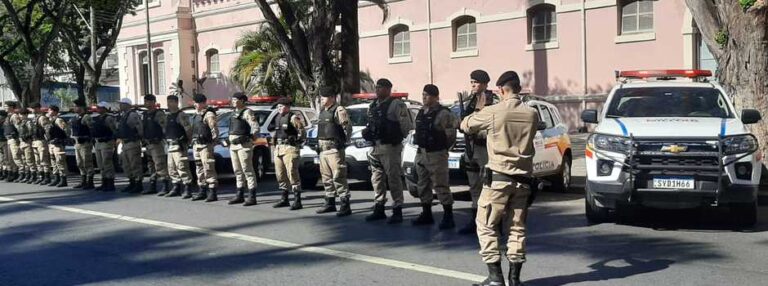 Polícia Militar lança operação de combate ao uso de cerol e de linhas cortantes em Minas Gerais  Corporação reforçará eficaz na conscientização e fiscalização de quem solta papagaios, pipas e similares durante o período de férias   A Polícia Militar de Minas Gerais (PMMG) vai reforçar as ações de fiscalização e conscientização do uso de linhas cortantes para quem solta pipas e papagaios no estado, a partir desta terça-feira (22/7).  A operação Linha Segura busca prevenir acidentes provocados pelo uso desses materiais, que representam grave risco à vida e à integridade física de pedestres, ciclistas e motociclistas, além de causar danos ao patrimônio público e privado. As ações ocorreram em todo o estado até o dia 3/8, por meio do Policiamento Ostensivo Geral (POG) e do Comando de Policiamento Especializado (CPE).  Diante do aumento da prática de soltar pipas, papagaios e similares durante as férias escolares, especialmente para crianças e adolescentes, a PMMG conduzirá atividades de fiscalização, apreensões e responsabilização dos infratores, promovendo a conscientização da sociedade sobre os riscos envolvidos no uso de linhas cortantes.  “A Polícia Militar vai atuar em áreas urbanas, rurais, em unidades de preservação ambiental, em rodovias estaduais e federais delegadas, contando com o reforço do efetivo de nossa área administrativa”, destaca o porta-voz da PMMG, capitão Rafael Veríssimo.  Legislação  Para coibir os riscos do uso desses materiais, o Estado de Minas Gerais promulgou a Lei nº 23.515/2019, que veda a comercialização e o uso de linha cortante em pipas, papagaios e similares, considerando linha cortante aquela que ou foi produzida industrialmente com esse fim ou foi modificada pela adição de produtos como o cerol. O descumprimento da lei acarreta prejuízos diversos, incluindo apreensão do material e multa.  O uso dessas linhas em locais públicos ou de uso comum, como vias, praças e parques, pode caracterizar o crime de “Perigo para a Vida ou Saúde de Outrem”, previsto no Art. 132 do Código Penal Brasileiro. Qualquer cidadão que identifique o uso desse material pode acionar a Polícia Militar imediatamente.