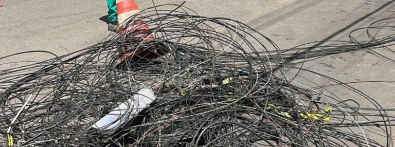 Cemig retira mais de 16 toneladas de cabos de telecom irregulares em postes neste ano