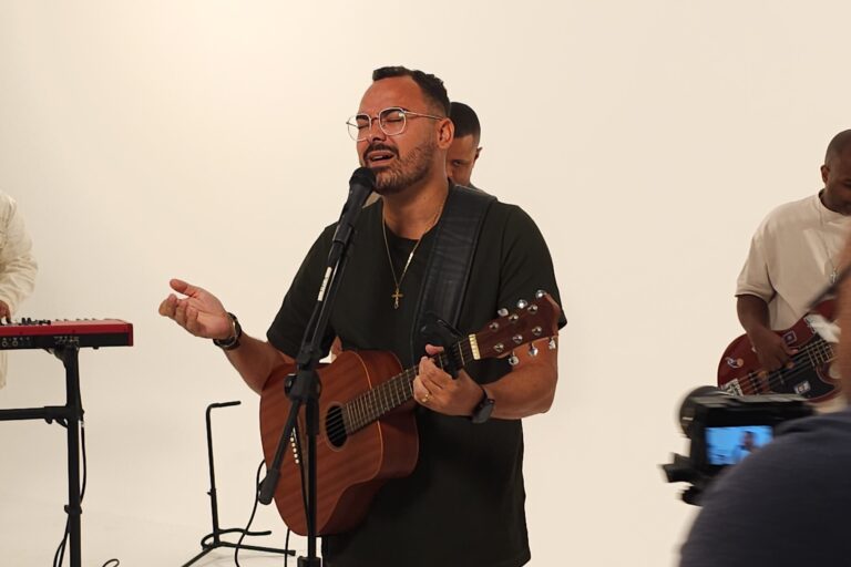 Com pegada MPB, Thiago Augustho lança a música “Poder do Perdão” e impressiona