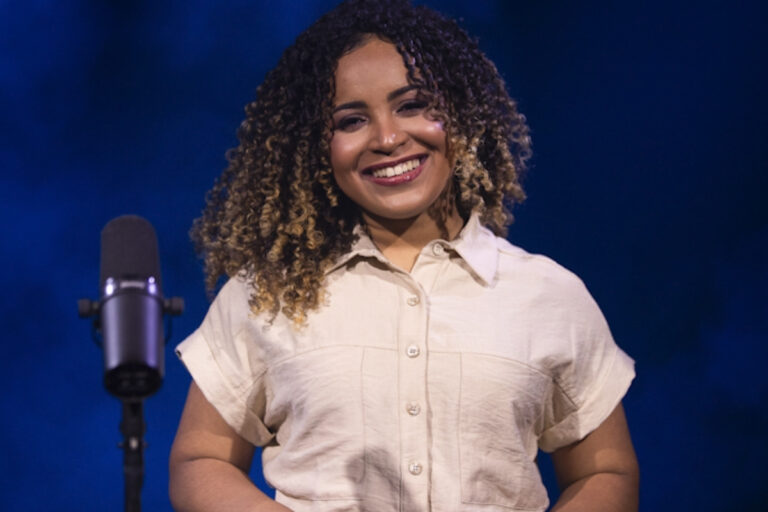 Próximo ao Dia dos Pais, Vitória Costa interpreta a canção “Pai, Estou Aqui”