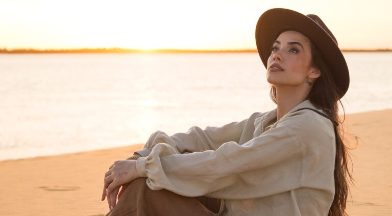 Isadora Pompeo apresenta o projeto audiovisual completo “Dependente de Deus”