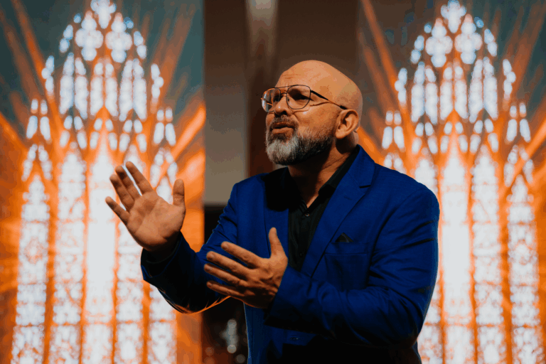 Jônatas Ambrozio lança “Ao Deus Grandioso” pela gravadora Louvor Eterno