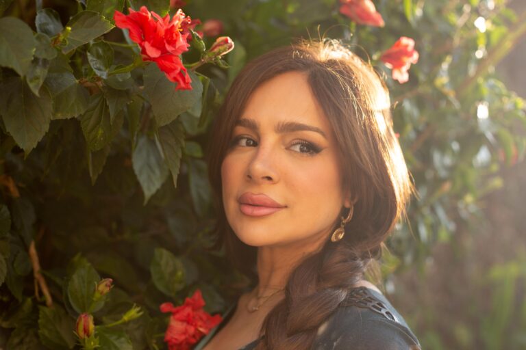 Daniela Araújo celebra 15 anos de carreira com turnê nacional revisitando seus sucessos 