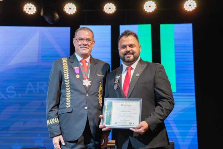 Klebson Kollins, cantor brasileiro residente em Atlanta (USA), recebe título de Grande Embaixador da Academia de Letras, Artes e Cultura do Brasil nos EUA