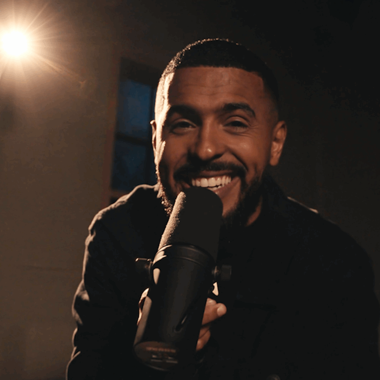 Israel Soares interpreta com propriedade a forte canção “Página da História”