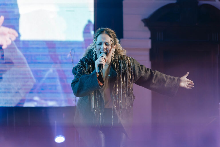 Gabi Sampaio lança o single “Ambição”, um manifesto de amor e serviço a Deus