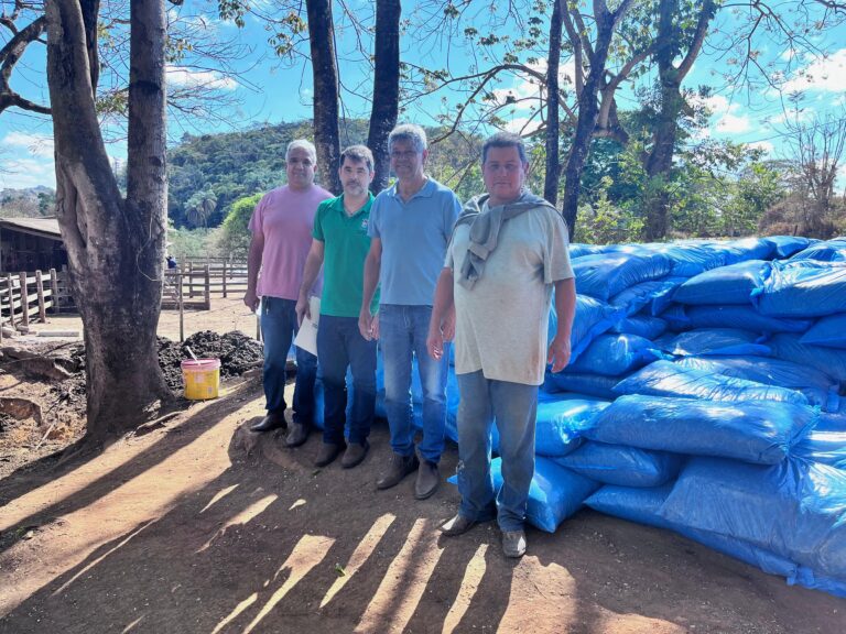 Prefeitura de São Gonçalo do Rio Abaixo garante apoio contínuo ao produtor rural com oferta de insumos e serviços