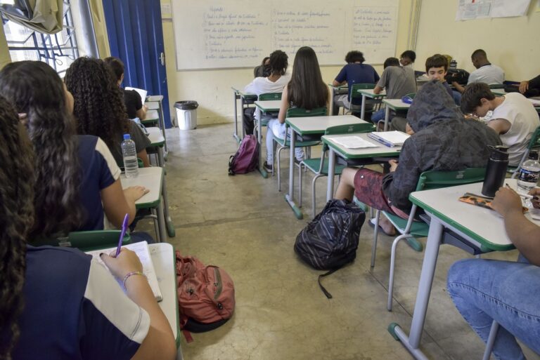 Escolas estaduais deverão divulgar vagas disponíveis