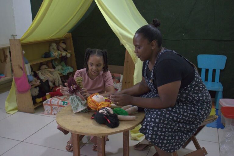 Como brincadeiras fortalecem o vínculo entre pais e filhos e são aliadas do desenvolvimento infantil