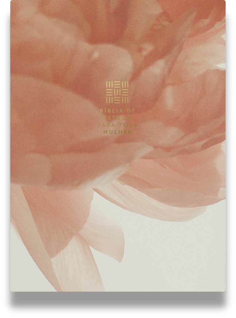 Bíblia de estudo feminina reúne cem autoras e ganha versão com recursos digitais