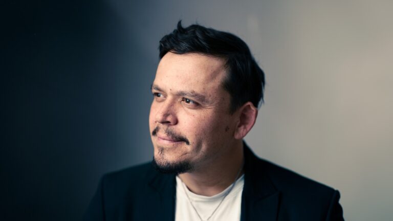 Dadai lança “Tu Sombra En Mí”, dueto com Amanda Garcia, em clipe gravado na neve 