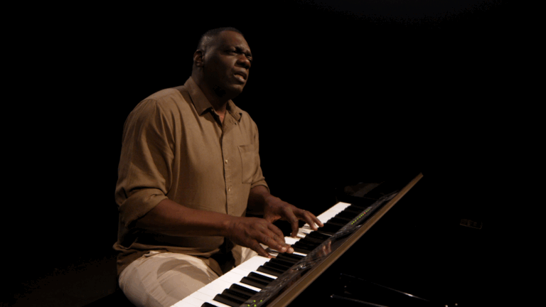 Charles Martins interpreta a canção autoral “Final Feliz”