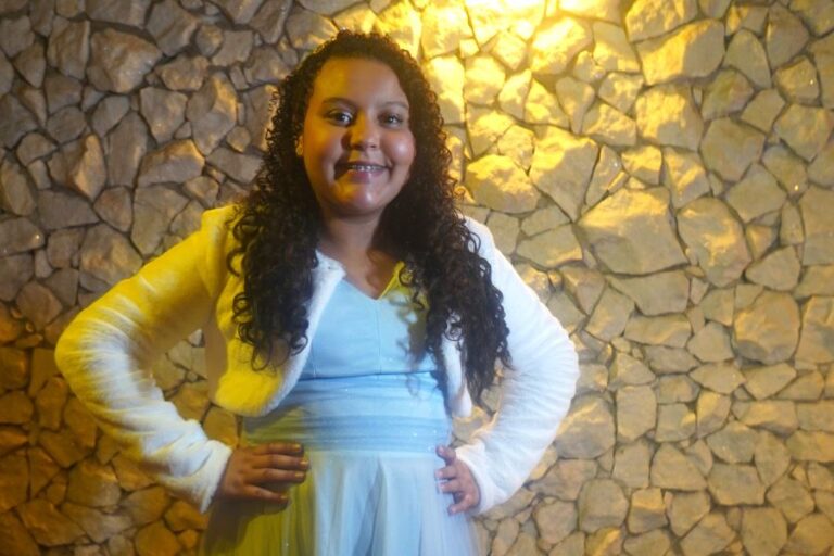 Com apoio da Trindade Records, Íngrid Vitória lança sua primeira composição, o single “Fogo da Fé”