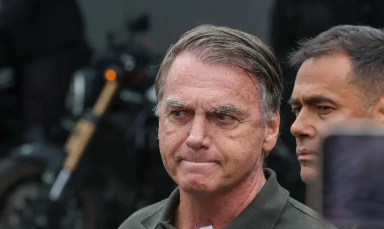 Em decisão, Moraes cita “eventual tentativa de fuga” de Bolsonaro