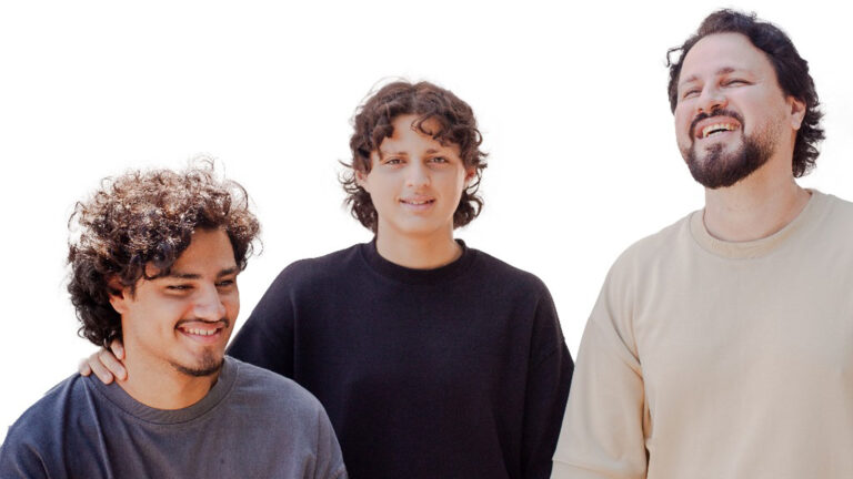 “No Trono” – Canção de adoração com Cultura do Céu & Kaleb e Josh & Davi Fernandes