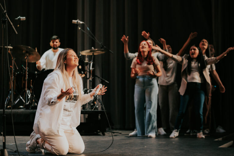 “Ser Achado Fiel”, álbum autoral e profético de Thamires Garcia pela DMG