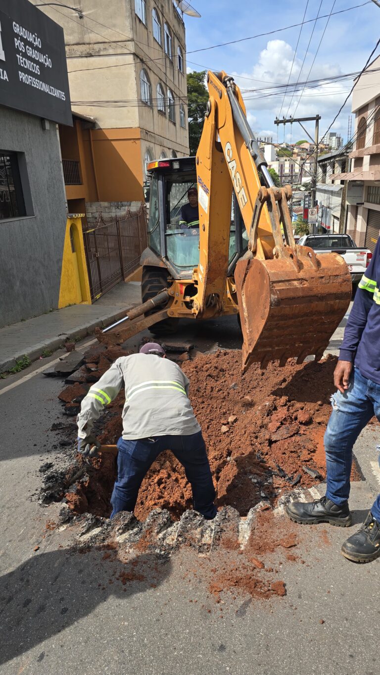 Manutenção na rede de água interrompe temporariamente o abastecimento e o trânsito na rua São José