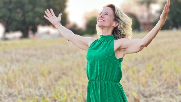 Charline Domingues lança seu novo single “Ouça Minha Canção Senhor”