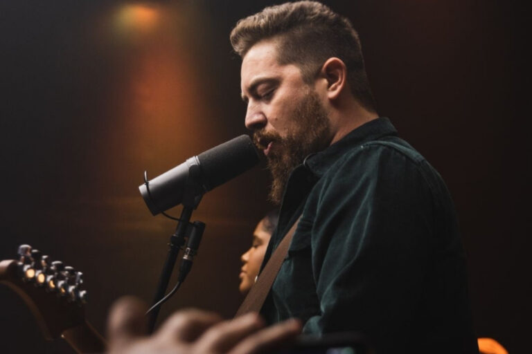 A trajetória vitoriosa de Guilherme Gazaffi, cantor e empresário brasileiro radicado nos Estados Unidos, que serve a Deus com seus múltiplos talentos