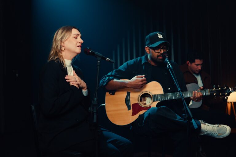 Pela DMG, Lucas e Evelyn lançam “Jesus Eu Te Amo”, adoração genuína em versos