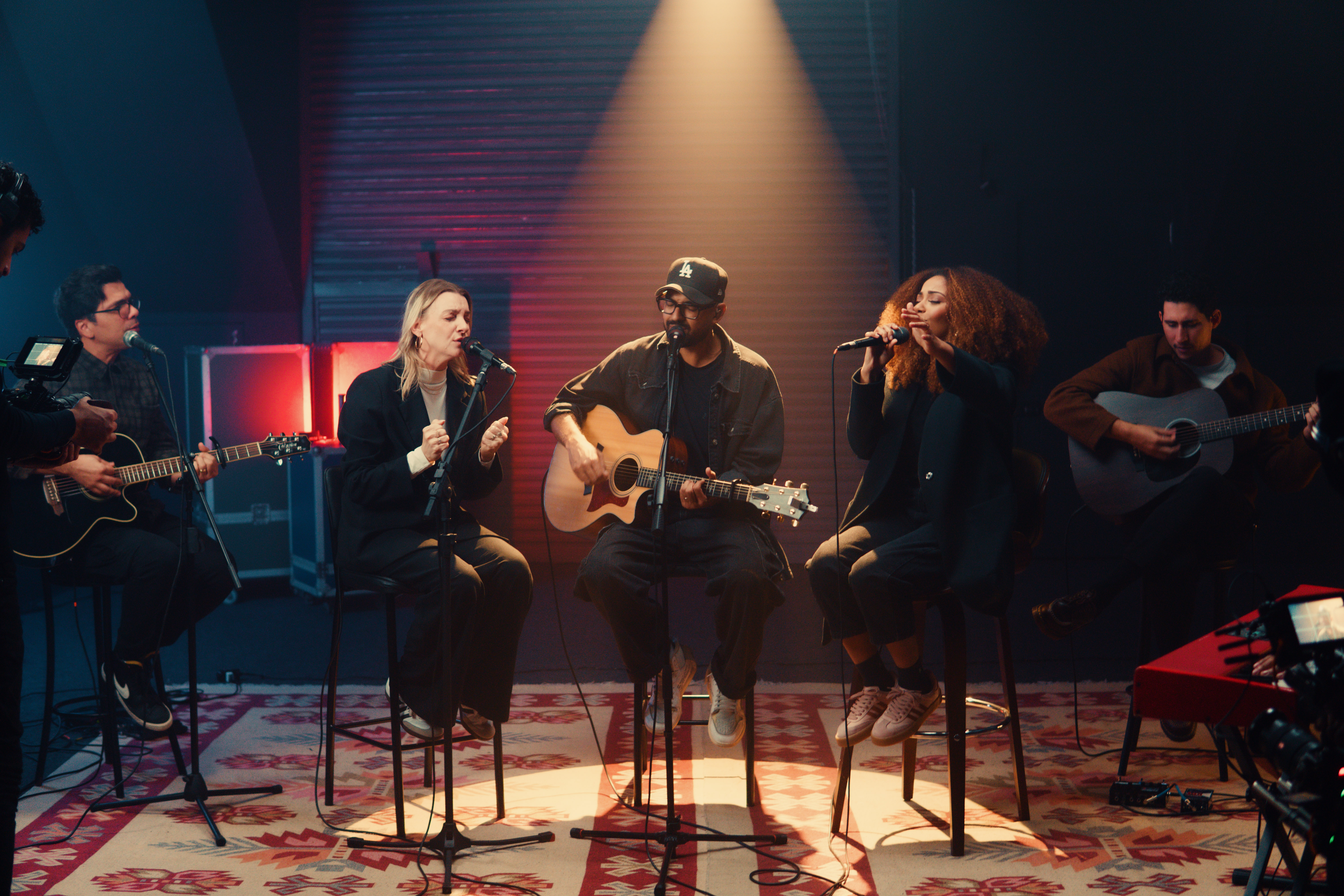 Lucas e Evelyn collab Paola Carla declaram a santidade de Deus na canção “Santo, Santo