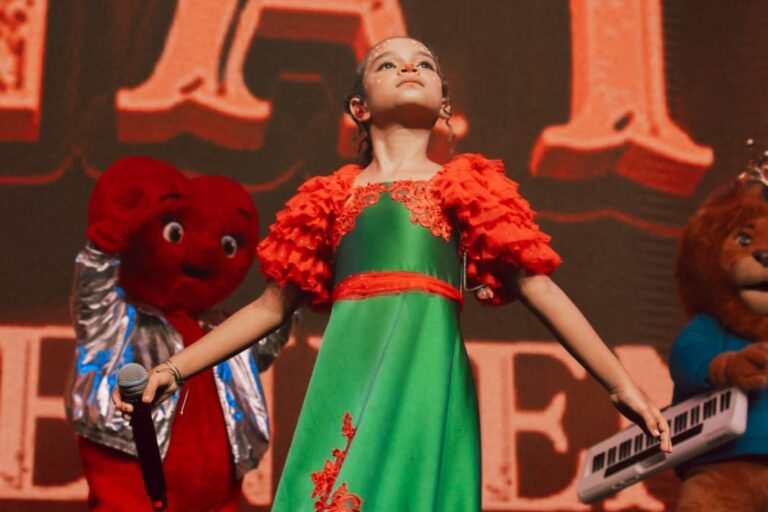 Maria Pita encanta o Brasil no maior musical de natal da América Latina