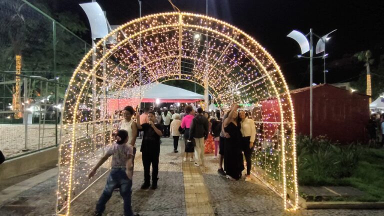 Luzes coloridas e trabalho com crochê marcam o início do Natal Pontos de Luz em Itabira