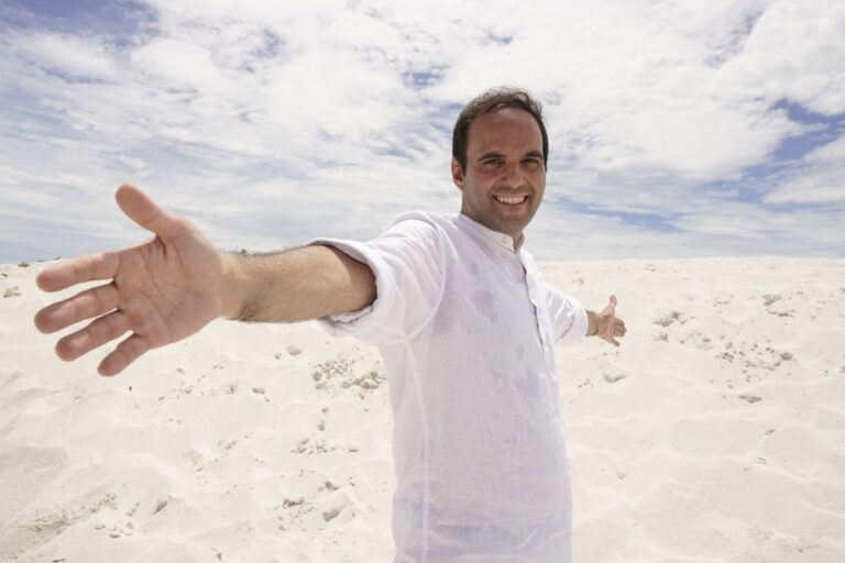 Cantor premiado nacionalmente, Edu Silvera lança “Vou Confiar” com clipe cinematográfico