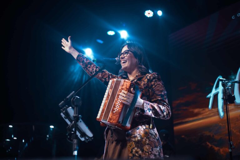 “Fé Menina”: Cantora Áquila lança canção de esperança para mulheres em tempos de dor e resistência