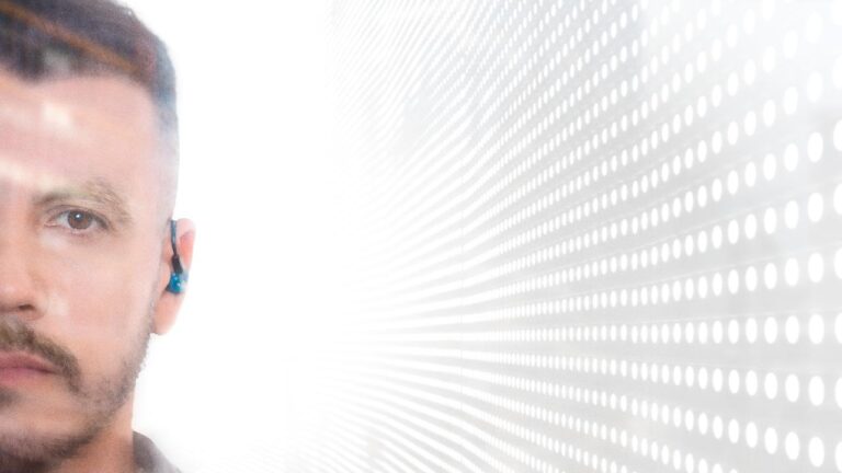 Stéfanno Dias inicia nova fase na carreira e lança “Só de Ouvir Falar” pela Labidad Music