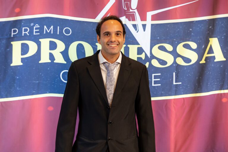 Edu Silvera vence quarta edição do Prêmio Promessa Gospel na categoria artista talento e se torna o cantor mais premiado do evento