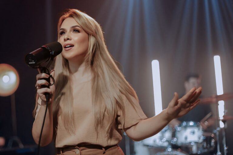 Fernanda Martell lança “Eu Sou Deus” e apresenta canção de confiança e adoração profunda