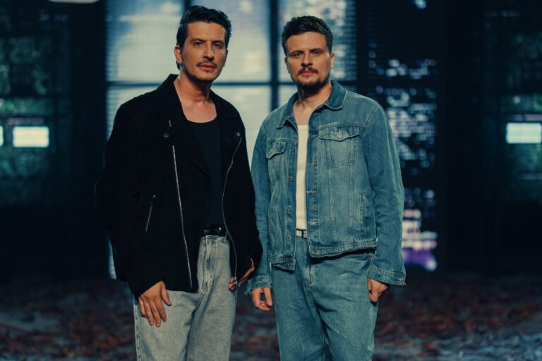 André e Felipe completam EP “Estações” com a canção “Jesus Te Ama De Graça”