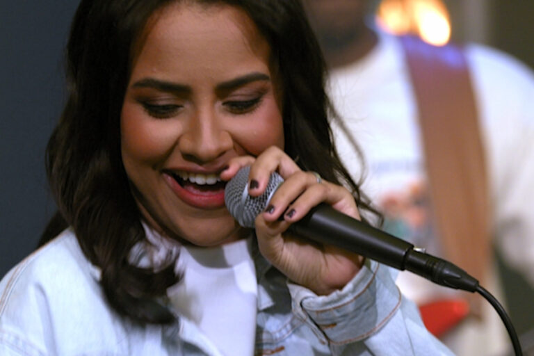 Raquel Santos lança “No Ritmo Desse Som”, uma canção de fé, descanso e alegria no Senhor