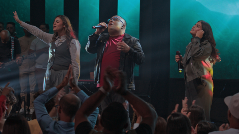 Douglas Borges lança “Ao Cordeiro” com Maria Santana e Isabella Santana