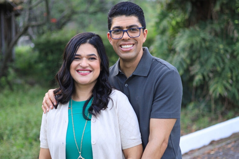Janaína Nascimento feat. Pastor Israel Almeida em “Meu Deus Está” – Ele não mudou