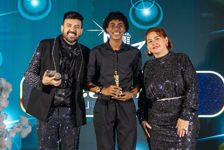 Cantor João Gabriel consolida trajetória como destaque entre os jovens após vence Prêmio Promessa Gospel 2026