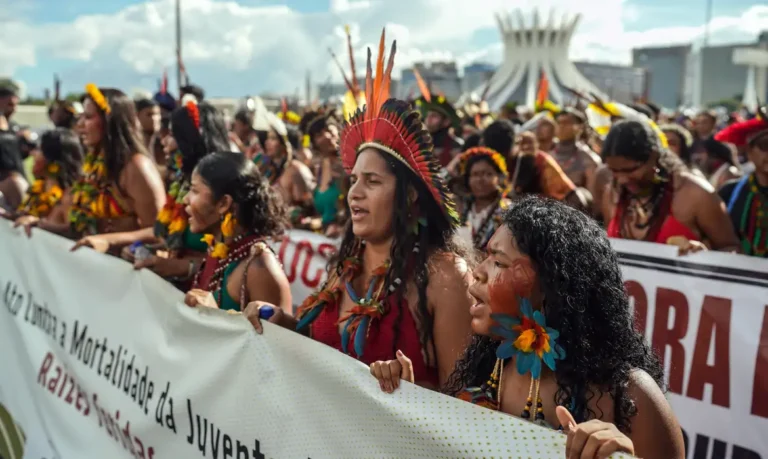 Em marcha, indígenas revelam orgulho de erguer faixas e bandeiras