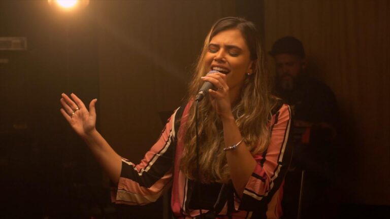 Gabi Freitas lança “Dançar em Meio à Chuva”, seu primeiro single autoral