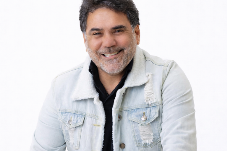 Fernandinho Siqueira reúne sucessos da carreira em álbum especial lançado exclusivamente no YouTube