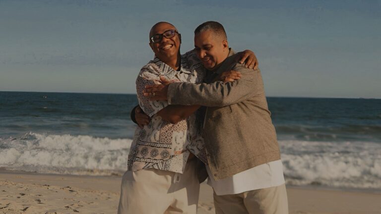 Carlos Meneleu e Waguinho lançam o samba gospel “Deixe-me em Paz”