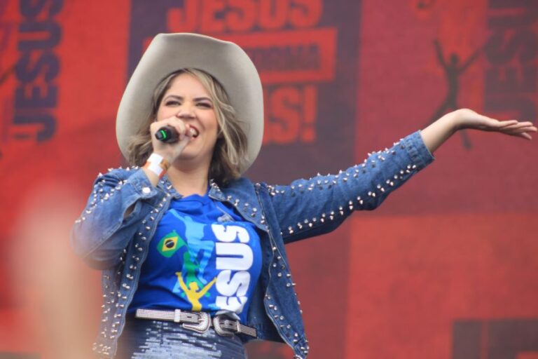 Talita Dias leva sua voz à Marcha de Jesus e vive um dos momentos mais simbólicos de sua trajetória